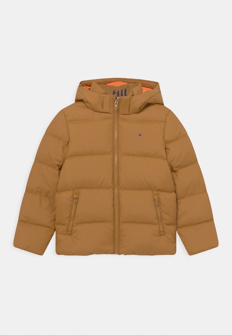 Veste matelassée marron pour enfants avec capuche, fermeture éclair avant, deux poches zippées et petit logo sur la poitrine.