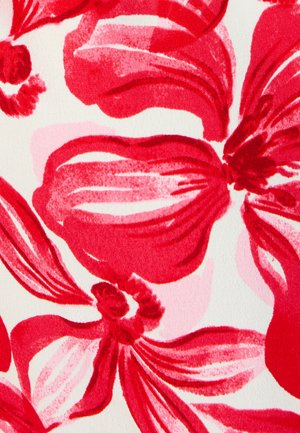 Rood en roze abstract bloemenpatroon met grote bloembladeren op een witte achtergrond, met gedetailleerde textuureffecten van penseelstreken.