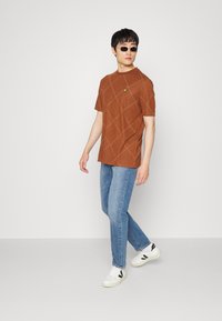 Lyle & Scott BRUSHED ARGYLE - T-shirt estampada - rust