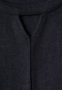 Tmavě modrý svetr s texturovaným pletením, kulatým výstřihem a jemným V-vybráním na zádech.