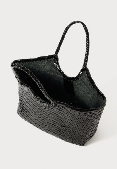 Melna austā iepirkumu soma ar teksturētu virsmu, atvērta augšdaļa un divi rokturi. Iespējama plaša iekšpuse un elastīga forma.