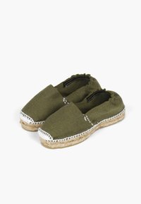 Olive roheline espadrillid kangast pealmise, jute köitest tallaga, valgete õmblustega ja venitatava pahkluuringiga mugavuse jaoks. Minimalistlik disain ja kerge kaal.