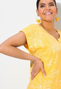 Ulla Popken PALM TREE  SLEEVE  - T-Shirt print - light mango