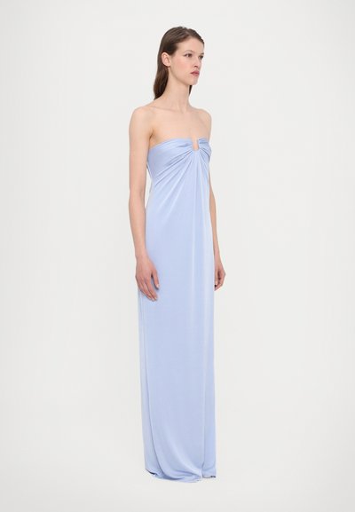 Strapless lang kjole i lyseblå, med en twist-detalje foran og et nøglehulds-accent. Fremstillet af glat, strækbart stof.