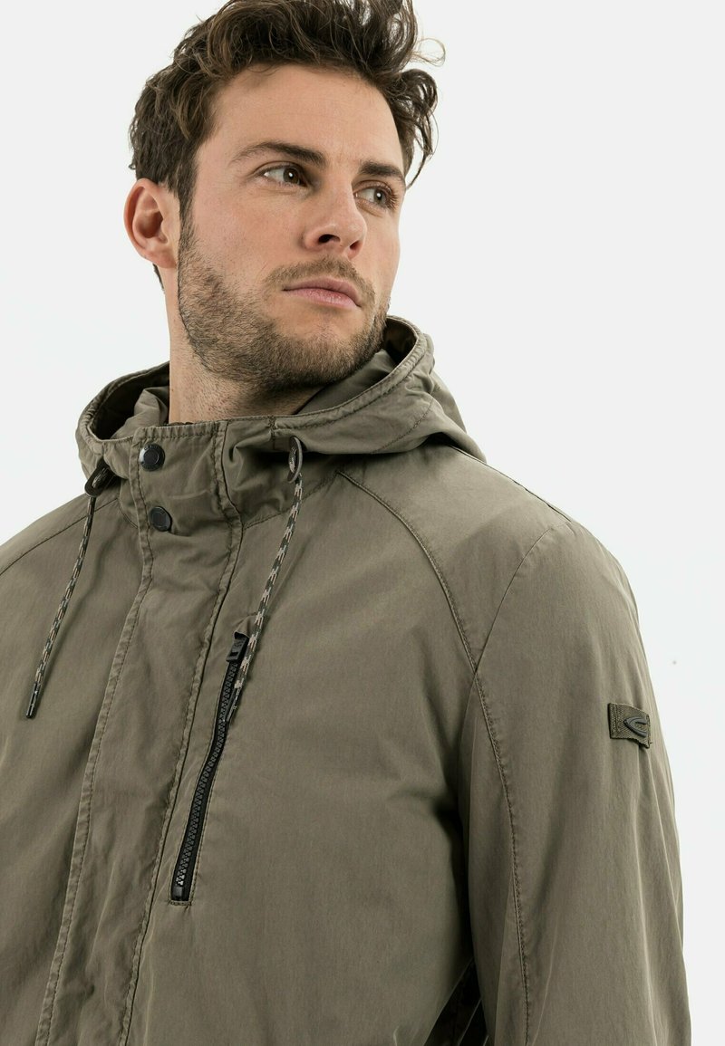 Herren Trenchcoats | camel active AUS EINEM Parka olive brown/oliv - ZO88686 Herren Trenchcoats | camel active AUS EINEM Parka olive brown/oliv - ZO88686