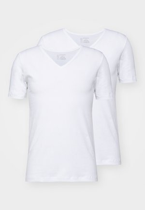 Zwei weiße T-Shirts mit kurzen Ärmeln und V-Ausschnitt. Hergestellt aus glattem Baumwollmaterial ohne sichtbare Muster oder Akzente.