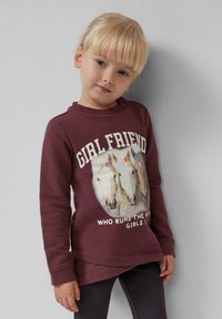 Bordowy sweatshirt z trzema grafikami koni i białym napisem, długie rękawy, okrągły dekolt i warstwowy dół. Odpowiedni do codziennego noszenia.