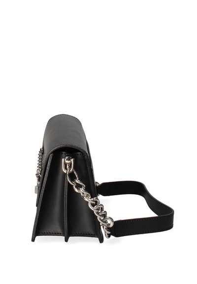 Sac à main en cuir noir avec un design structuré, doté d'une bandoulière en chaîne argentée et d'un matériel épuré et minimaliste. Fini texturé et lignes nettes.