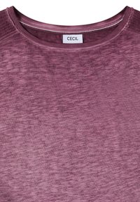 T-shirt violet à col rond avec des épaules texturées et une étiquette de marque "CECIL" cousue dans le col à l'intérieur de l'encolure.