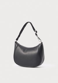 Fekete válltáska sima szintetikus anyagból, ívelt formával, ezüst cipzárral és logó részletes fonott pánttal.