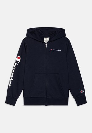 Granatowa bluza Champion z kapturem i suwakiem, z przednimi kieszeniami, kapturem i białym logo Champion na piersi, lewym rękawie i mankiecie.