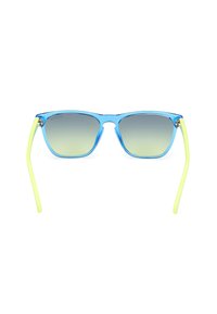 Gafas de sol transparentes azules con brazos amarillos, lentes cuadrados y tinte degradado de oscuro a claro. El diseño es elegante con acentos metálicos.