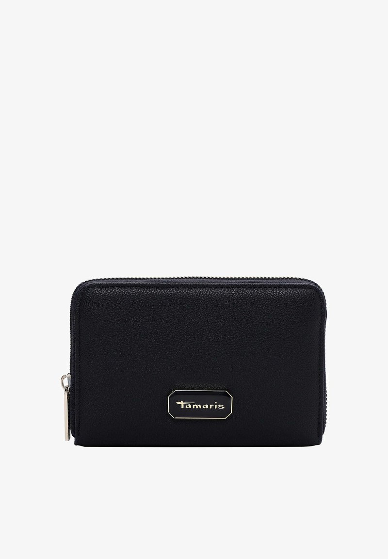 Cartera negra de textura con cierre de cremallera, que presenta un logo de marca en tono dorado y una forma rectangular.