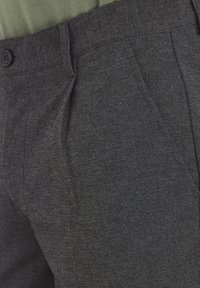 Pantalones de tela gris con un acabado texturizado, presentan un diseño de frente plano, bolsillos laterales y un cierre con botón en la cintura.