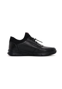 Zapatillas negras de cuero con un cuello de tela texturizada, diseño de cordones y suela de goma flexible con pequeñas ranuras para tracción.
