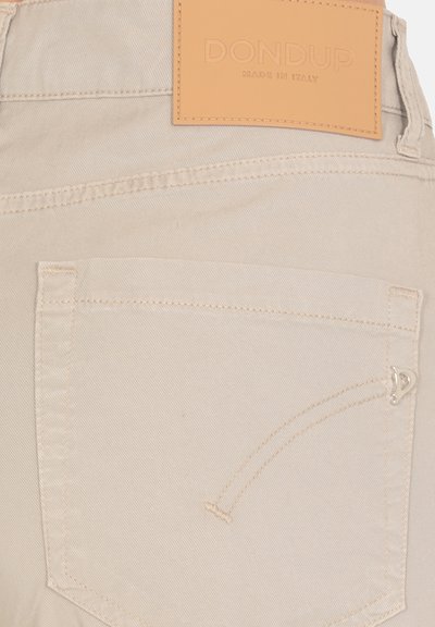 Pantaloni in cotone beige con una patch in pelle etichettata "DON DUP". Presentano una tasca posteriore con cuciture sottili e un dettaglio in accent silver.