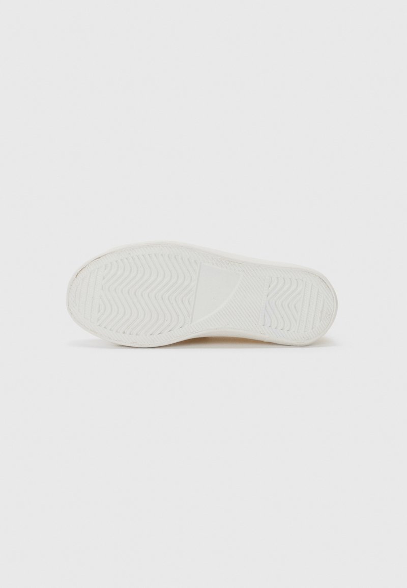 Weiße Sneaker-Sohle mit gewelltem Texturmuster, flachem Design, glatten Kanten und minimalistischer Form. Keine sichtbaren Marken oder Akzente.
