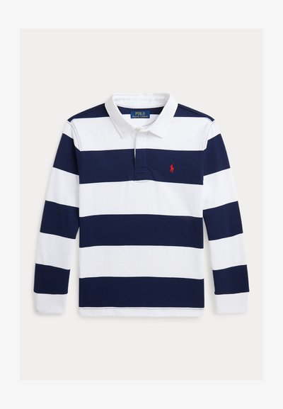 Camisa polo de manga longa listrada em azul-marinho e branco, com colarinho, apresentando um logotipo vermelho no peito e fecho de botão no pescoço.