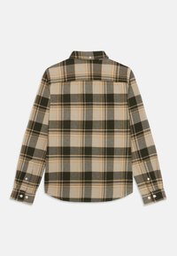 Langermet flanellskjorte med et stort rutemønster i mørkegrønn, beige og lys grå. Knapper på mansjettene og vanlig krage.