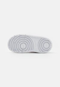 Nike Sportswear COURT BOROUGH LOW RECRAFT - Baskets basses - white/laser fuchsia