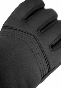 Schwarze Handschuhe aus glattem Stoff, mit verstärkten Nähten und strukturierten Akzenten; Daumen- und Fingerabschnitte weisen auffällige Nähte auf.