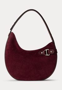 Borsa a tracolla in suede bordeaux con forma curvilinea e una tracolla in pelle. Presenta una fibbia argentata e una foderatura interna liscia.