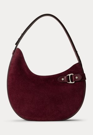 Bolsa de ombro em camurça bordeaux com forma curva e alça de pele. Apresenta uma fivela prateada e um forro interior suave.