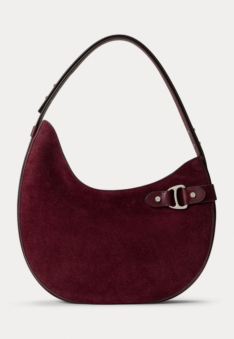 Borsa a tracolla in suede bordeaux con forma curvilinea e una tracolla in pelle. Presenta una fibbia argentata e una foderatura interna liscia.