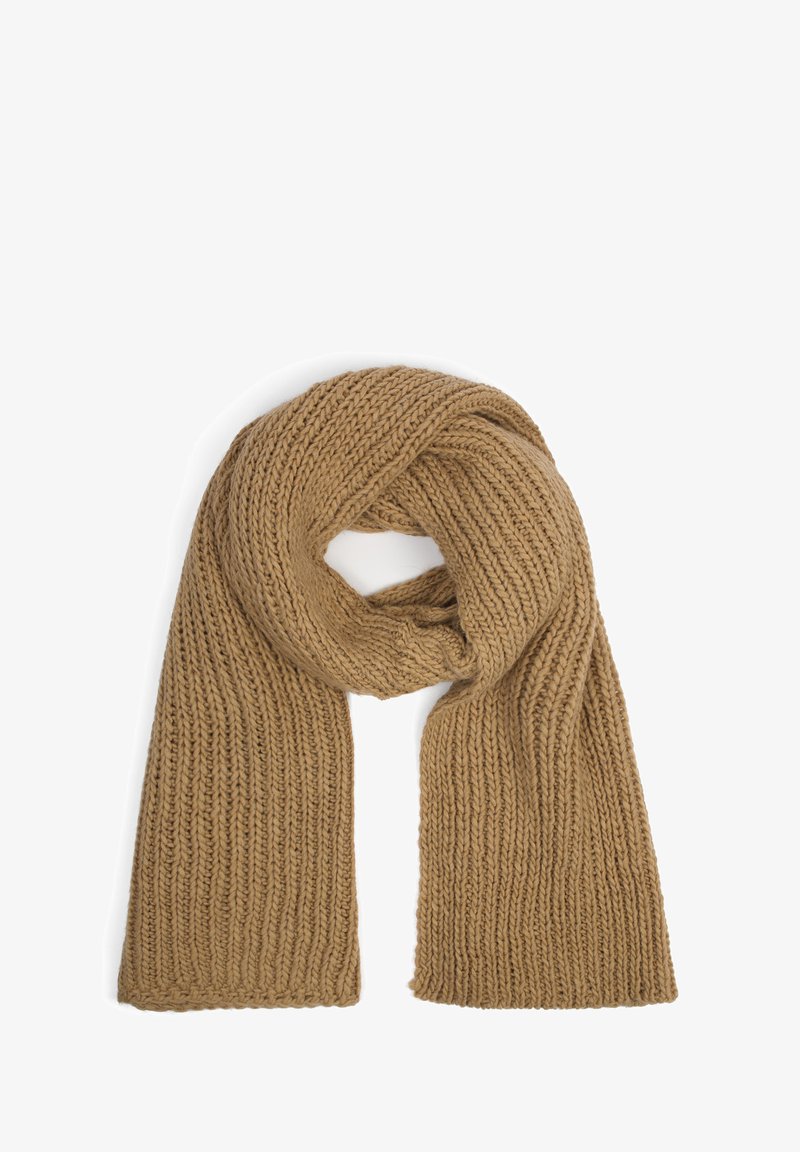 Écharpe tricotée dans une teinte beige chaud, présentant une texture côtelée et un design doux et épais. Les extrémités sont finies avec un bord net.