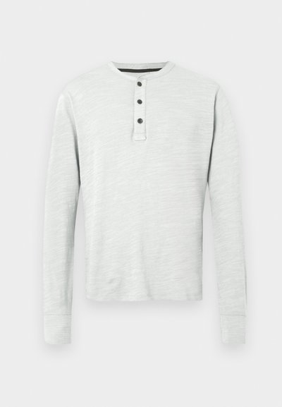 Ilgi rankoviai henley marškinėliai šviesiai pilkos spalvos, pagaminti iš minkštos tekstūruotos medžiagos, su trimis sagomis priekyje ir rankogaliais ant rankovių.