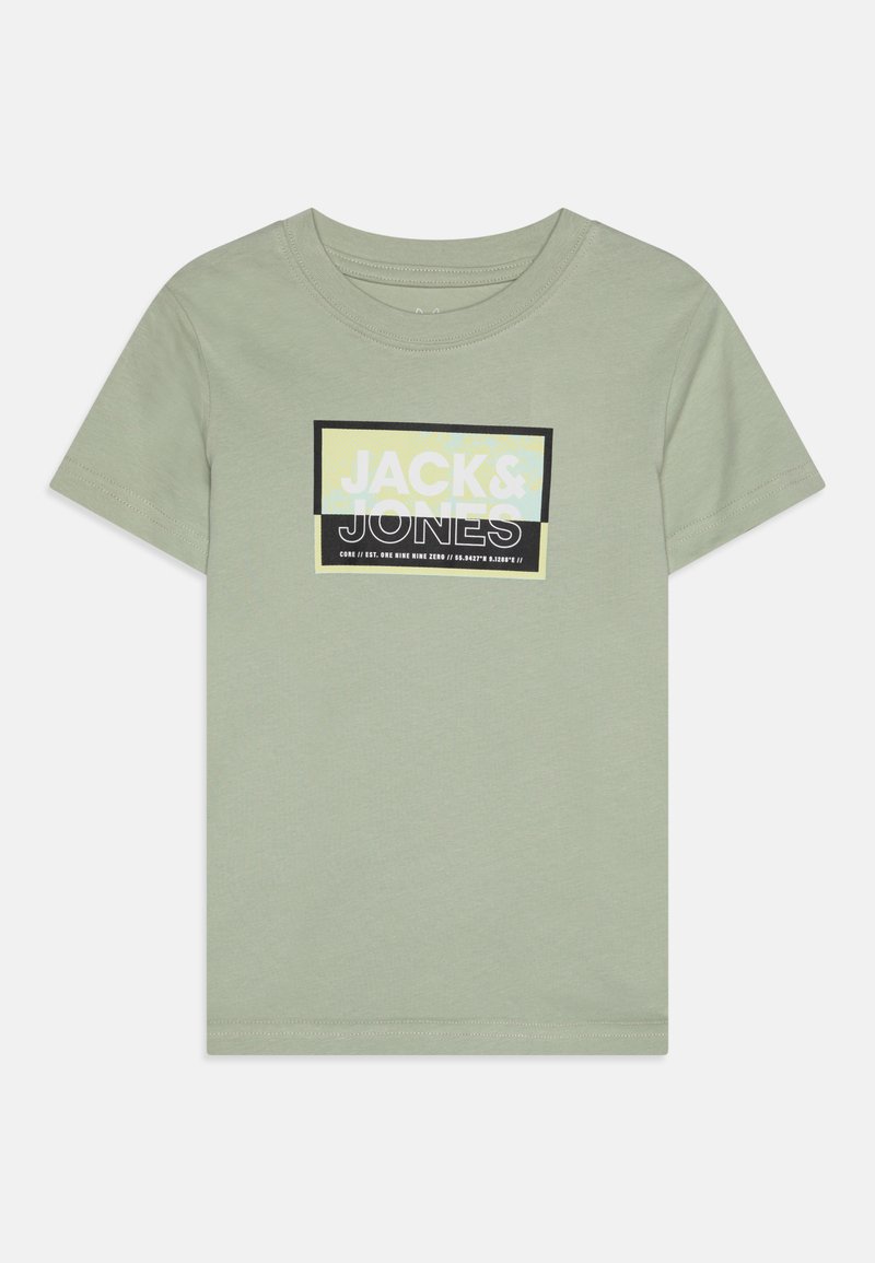 T-shirt en coton vert clair à manches courtes. Présente un graphique rectangulaire avec le texte "JACK&JONES" en noir et jaune sur le devant.