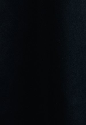 Zwarte stof met een zachte, gladde textuur. Het materiaal lijkt een lichte glans te hebben, zonder zichtbare patronen of accenten.