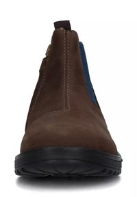 Stivaletto Chelsea in camoscio marrone con suola in gomma nera e pannelli elastici laterali blu, visto di fronte.