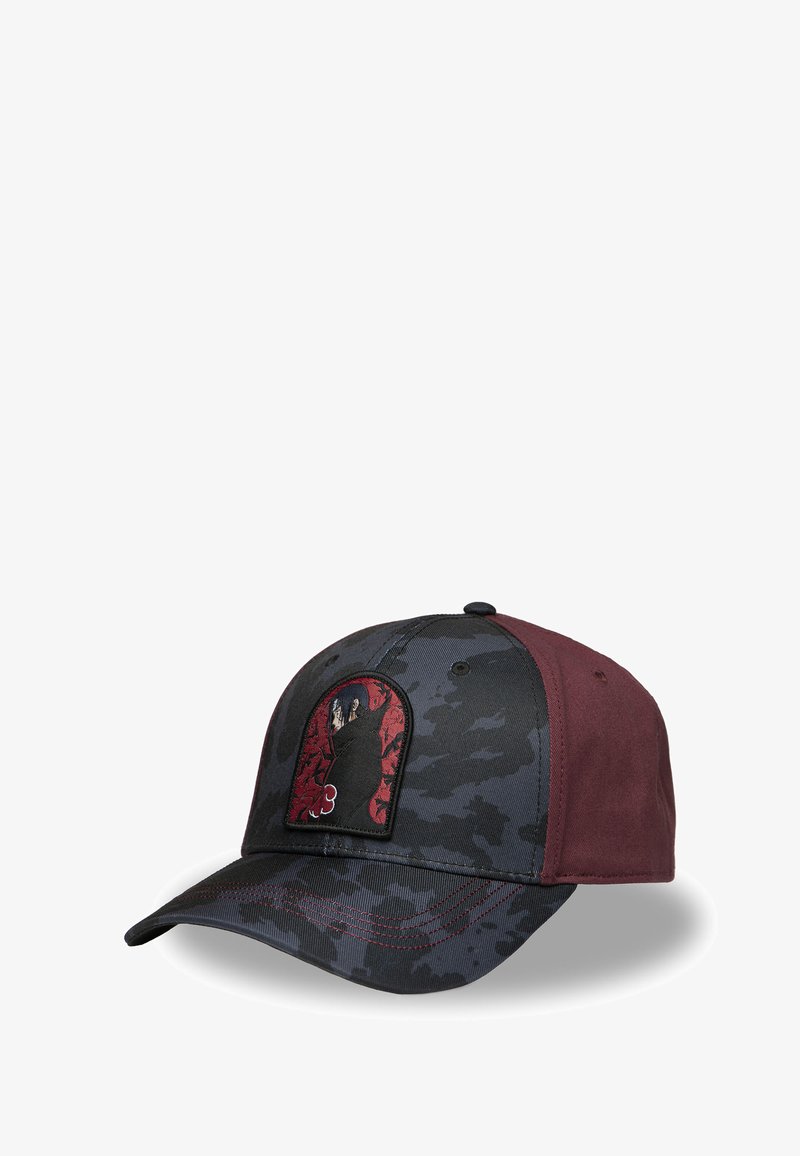 Casquette de baseball avec un design camouflage noir et des accents bordeaux. Présente un patch d'un personnage à l'avant et des détails brodés.