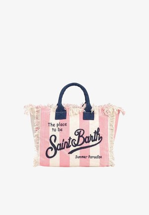 Bolsa de mano a rayas rosas y blancas con asas azul marino y bordes deshilachados, con texto que dice "El lugar para estar Saint Barth Verano Paraíso."