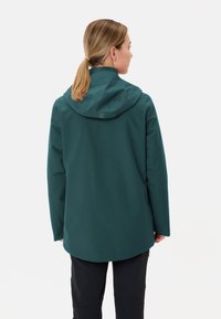 Giacca impermeabile color turchese con cappuccio, taglio dritto e maniche lunghe. Presenta un logo sulla schiena e dettagli di cucitura discreti.