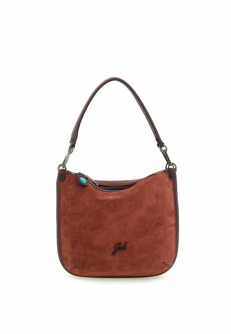 Rote Wildleder-Schultertasche mit einem einzigen Träger, ausgestattet mit silbernen Reißverschlüssen und einem türkisfarbenen Akzentknopf. Präge-Logo auf der Vorderseite.