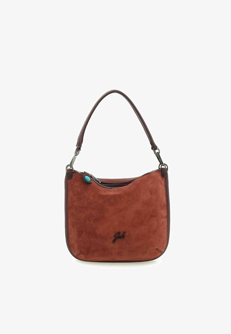 Rote Wildleder-Schultertasche mit einem einzigen Träger, ausgestattet mit silbernen Reißverschlüssen und einem türkisfarbenen Akzentknopf. Präge-Logo auf der Vorderseite.