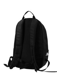 Czarny plecak z tkaniny z wyściełanymi paskami i plecakiem, z uchwytem u góry oraz białym logotypem z boku. Prosty design, bez wzorów.
