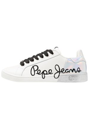 Valkoinen matala tennari mustilla nauhoilla, sivulla 'Pepe Jeans' -teksti ja helmiäishehkuinen kantapään yksityiskohta kuvioidussa valkoisessa pohjassa.