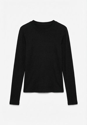 Μαύρο μακρυμάνικο πλεκτό τοπ με ριπ, στρογγυλή λαιμόκοψη, τοποθετημένο επίπεδα σε λευκό φόντο.