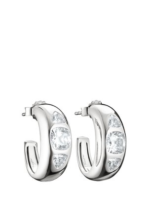 Paar polierte silberne Kreolen, jeweils mit drei klaren, facettierten Edelsteinen besetzt – ein großer mittlerer Stein, flankiert von zwei kleineren dreieckigen Steinen.