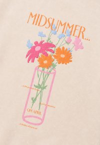 Fleurs colorées dans un vase rose avec le texte orange « MIDSUMMER » et des phrases plus petites sur le printemps et la douceur sur un fond beige.