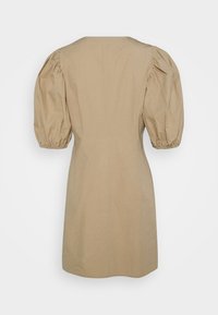 Beige jurk met pofmouwen, een gladde textuur, knielange snit en een eenvoudige ronde halslijn. De achterkant heeft een strak ontwerp zonder versieringen.