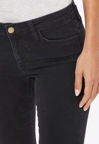 Rich & Royal NACHHALTIGE BLACK SATIN JEANS - Aptempti džinsai - denim black