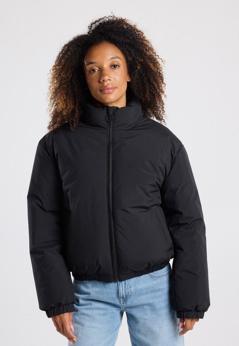 Giacca a vento nera con colletto alto, chiusura con zip e polsini elasticizzati. Presenta un design corto e una superficie liscia e lucida.