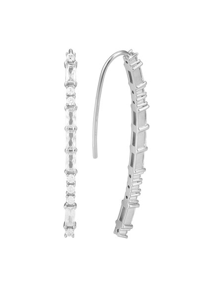 Silvriga örhängen med en linjär design som har växlande rektangulära och cirkulära klara stenar, som visar en elegant, polerad finish.