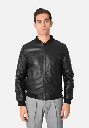 Giubbotto bomber in pelle nera con zip frontale, polsini e orlo a costine, e due tasche laterali. Texture liscia e design raffinato.