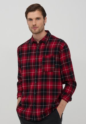Camicia a quadri rossa e nera in tessuto flanella, con taschino sul petto e maniche lunghe con polsini abbottonati.