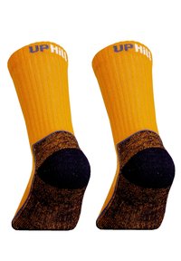 Gelbe Socken mit geripptem Design, Navyblau bei Ferse und Spitze, mit dem Text "UP Hill!" oben in Blau.